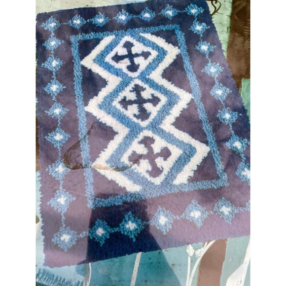 Vintage Latch Hook rug kit Blue White Geometric Boho NOS New 20x27" - Picture 3 of 8